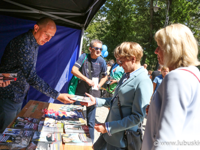 Elżbieta Anna Polak na jednym ze stoisk Pikniku Zdrowia