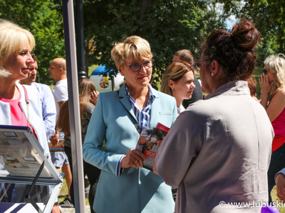 Elżbieta Anna Polak na jednym ze stoisk Pikniku Zdrowia