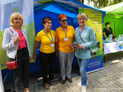 Elżbieta Anna Polak na jednym ze stoisk Pikniku Zdrowia