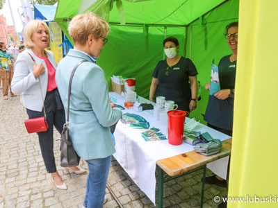 Elżbieta Anna Polak na jednym ze stoisk Pikniku Zdrowia