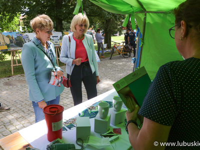 Elżbieta Anna Polak na jednym ze stoisk Pikniku Zdrowia