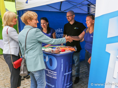 Elżbieta Anna Polak na jednym ze stoisk Pikniku Zdrowia