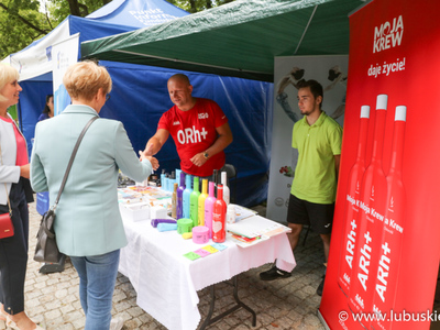 Elżbieta Anna Polak na jednym ze stoisk Pikniku Zdrowia