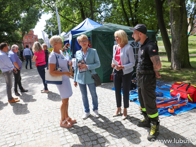Elżbieta Anna Polak, Danuta Madej na jednym ze stoisk - straż pożarna