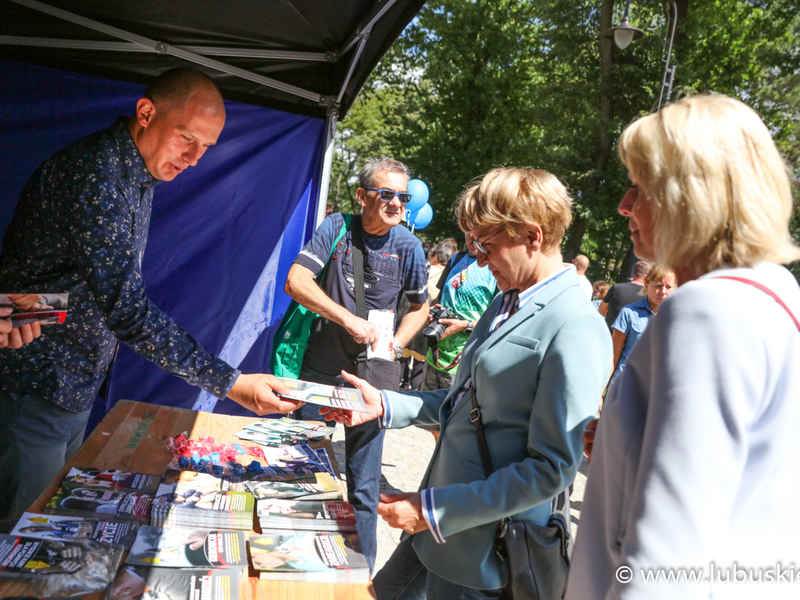 Elżbieta Anna Polak na jednym ze stoisk Pikniku Zdrowia