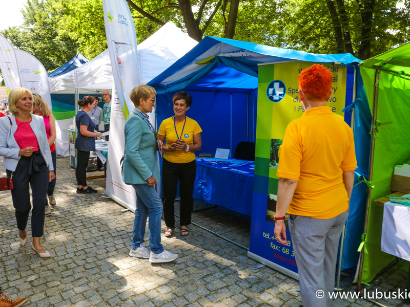 Elżbieta Anna Polak na jednym ze stoisk Pikniku Zdrowia
