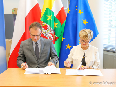 Podpisywanie umowy : Elżbieta Anna Polak, Prof. Marcin Mrugalski