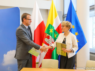 Podpisywanie umowy : Elżbieta Anna Polak, Prof. Marcin Mrugalski