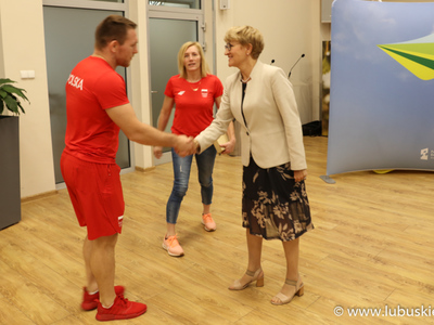 Elżbieta Anna Polak wita się z Olimpijczykiem