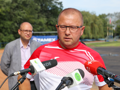 Przemawia przedstawiciel paraolimpijczyków