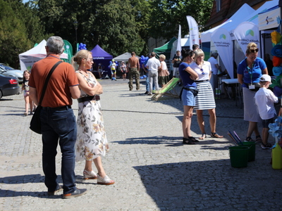 ludzie na pikniku zdrowia