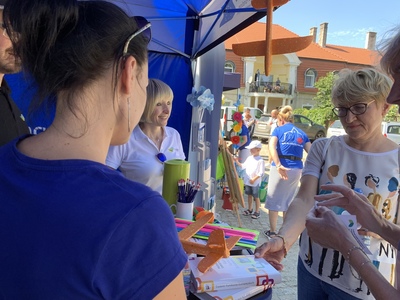marszałek Elżbieta Anna Polak na stoisku promocyjnym