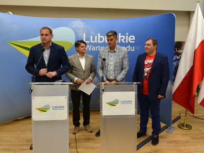 Uczestnicy konferencji przy mównicach na tle ścianki promocyjnej z napisem Lubuskie. 