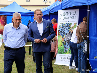 Wicemarszałek Łukasz Porycki (w garniturze) odwiedził wszystkie stoiska winiarskie podczas Święta Województwa Lubuskiego w Zaborze 