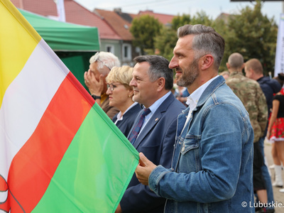 Poseł Waldemar Sługocki (na pierwszym planie) tuż przed rozpoczęciem korowodu z okazji Święta Województwa Lubuskiego w Zaborze