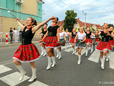 Mażoretki ze Wschowy na korowodzie z okazji Święta Województwa Lubuskiego w Zaborze