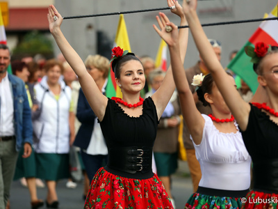Mażoretki ze Wschowy na korowodzie z okazji Święta Województwa Lubuskiego w Zaborze