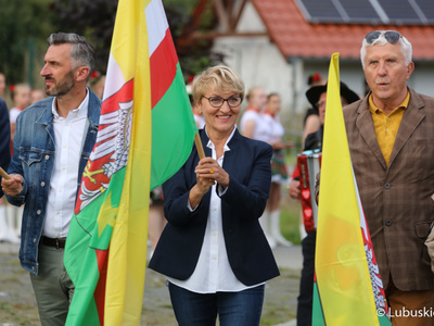 Poseł Waldemar Sługocki (z lewej), marszałek Elżbieta Anna Polak oraz senator Wadim Tyszkiewicz na korowodzie z okazji Święta Województwa Lubuskiego w Zaborze
