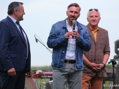 Święto Województwa Lubuskiego w Zaborze. Na scenie  przy Lubuskim Centrum Winiarstwa w Zaborze poseł Waldemar Sługocki (w środku), senator Wadim Tyszkiewicz (z prawej), oraz wójt Gminy Zabór, Robert Sidoruk.