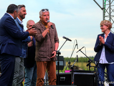 Święto Województwa Lubuskiego w Zaborze. Na scenie  przy Lubuskim Centrum Winiarstwa w Zaborze, marszałek Elżbieta Anna Polak, senator Wadim Tyszkiewicz (z mikrofonem), poseł Waldemar Sługocki (drugi z lewej) oraz wójt Gminy Zabór, Robert Sidoruk.
 