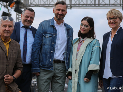 Święto Województwa Lubuskiego w Zaborze. Pamiątkowe zdjęcie przez koncertem Misi Furtak. Od lewej: senator Wadim Tyszkiewicz, wójt Gminy Zabór, Robert Sidoruk, poseł Waldemar Sługocki, Misia Furtak oraz marszałek Elżbieta Anna Polak.