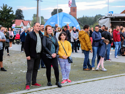 Publiczność na koncercie Misi Furtak podczas Święta Województwa Lubuskiego w Zaborze