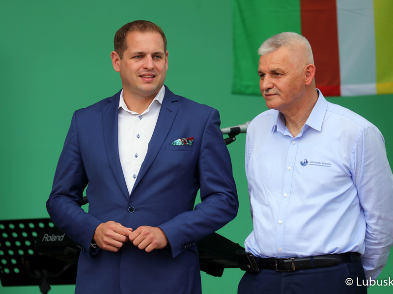 Wicemarszałek Łukasz Porycki (z lewej) odwiedził wszystkie stoiska podczas Święta Województwa Lubuskiego w Zaborze