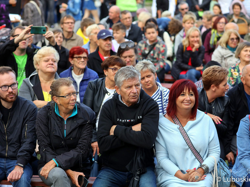 Publiczność podczas Święta Województwa Lubuskiego w Zaborze miała okazję obejrzeć m.in. zabawny kostiumowy spektakl plenerowy „Kroniki droszkowskie”, który nawiązuje do wielowiekowej tradycji winiarstwa w naszym regionie oraz jego interesującej historii.