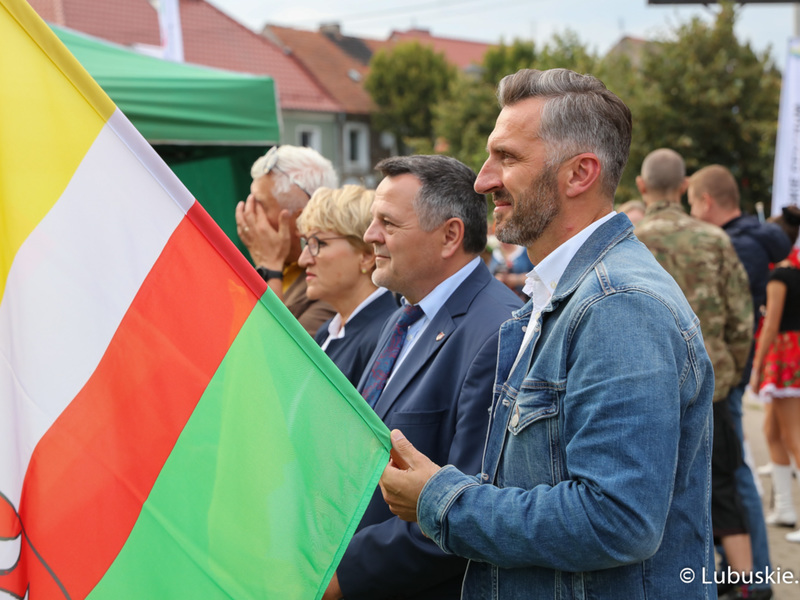 Poseł Waldemar Sługocki (na pierwszym planie) tuż przed rozpoczęciem korowodu z okazji Święta Województwa Lubuskiego w Zaborze