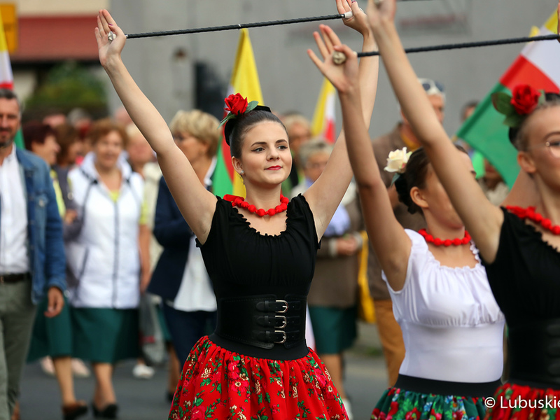Mażoretki ze Wschowy na korowodzie z okazji Święta Województwa Lubuskiego w Zaborze