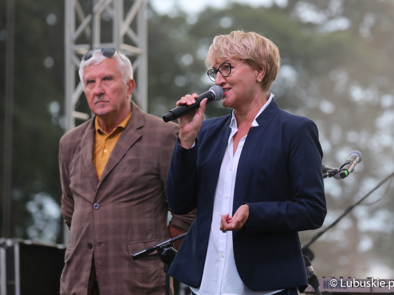 Marszałek Elżbieta Anna Polak oraz senator Wadim Tyszkiewicz na scenie przy Lubuskim Centrum Winiarstwa w Zaborze.