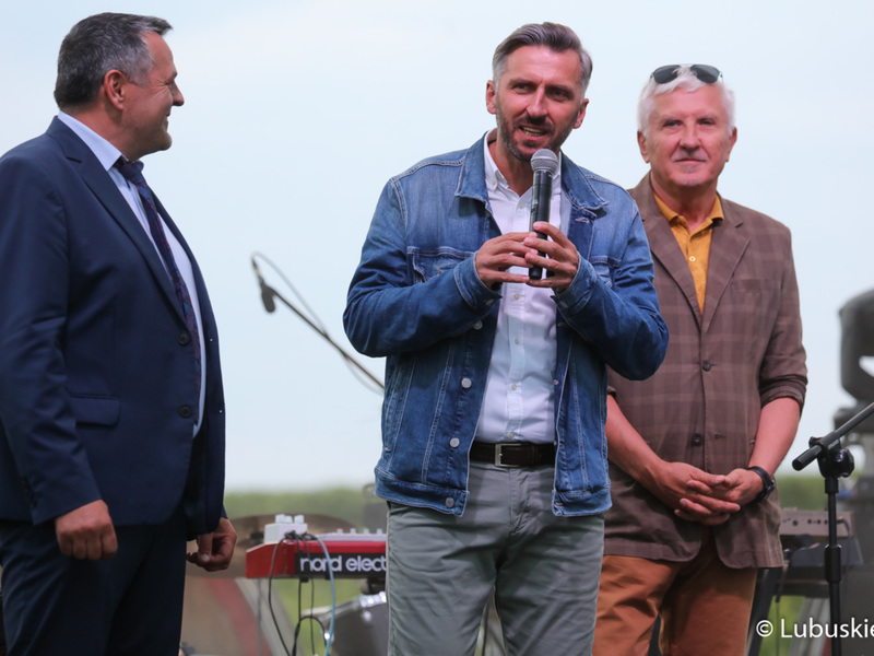 Święto Województwa Lubuskiego w Zaborze. Na scenie  przy Lubuskim Centrum Winiarstwa w Zaborze poseł Waldemar Sługocki (w środku), senator Wadim Tyszkiewicz (z prawej), oraz wójt Gminy Zabór, Robert Sidoruk.