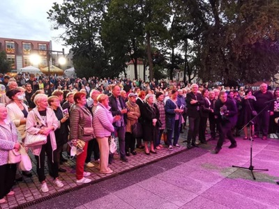 Widzowie przed filharmonią.