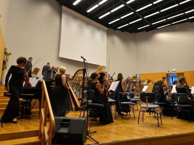 Orkiestra na scenie.