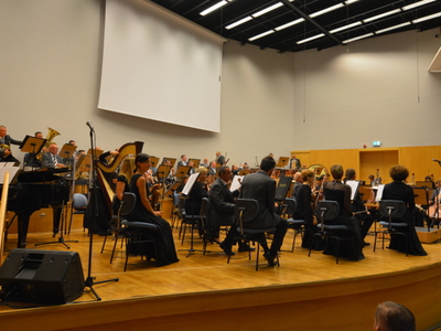 Orkiestra na scenie.