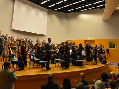 Orkiestra na scenie.