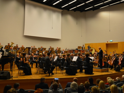 Orkiestra na scenie.