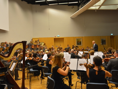 Orkiestra na scenie.