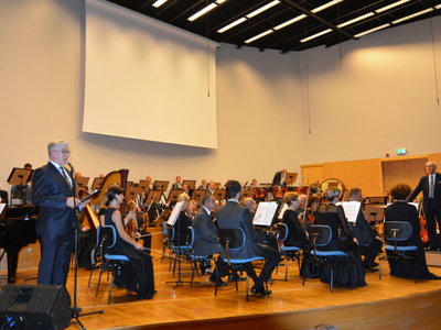 Orkiestra na scenie.