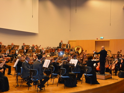 Orkiestra na scenie.