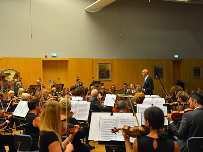 Orkiestra na scenie.