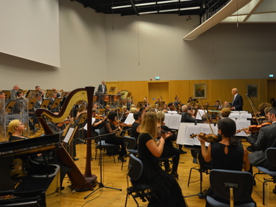Orkiestra na scenie.