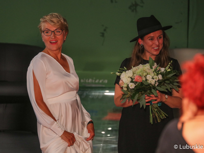 Pokaz mody Natalii Ślizowskiej podczas XII Kongresu Kobiet. W roli modelki  wystąpiła m.in. marszałek Elżbieta Anna Polak.