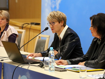 Lubuskie Forum Innowacji w Zielonej Górze. Na zdjęciu: marszałek Elżbieta Anna Polak (w środku), dyr Departamentu Innowacji i Przedsiębiorczości UMWL Joanna Malon (z prawej) oraz prof. uczelni dr hab. Elżbieta Wojnicka-Sycz z Uniwersytetu Gdańskiego. 
