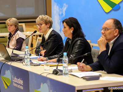 Lubuskie Forum Innowacji w Zielonej Górze. Na zdjęciu od lewej: prof. uczelni dr hab. Elżbieta Wojnicka-Sycz z Uniwersytetu Gdańskiego, marszałek Elżbieta Anna Polak, dyr Departamentu Innowacji i Przedsiębiorczości UMWL Joanna Malon oraz dr Jerzy Tutaj z Politechniki Wrocławskiej.