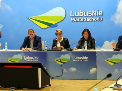 Lubuskie Forum Innowacji w Zielonej Górze. Na zdjęciu od lewej: prof. uczelni dr hab. Elżbieta Wojnicka-Sycz z Uniwersytetu Gdańskiego, wicemarszałek Łukasz Porycki, marszałek Elżbieta Anna Polak, dyr Departamentu Innowacji i Przedsiębiorczości UMWL Joanna Malon oraz dr Jerzy Tutaj z Politechniki Wrocławskiej.