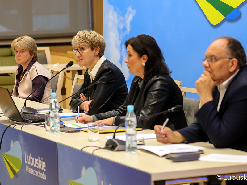 Lubuskie Forum Innowacji w Zielonej Górze. Na zdjęciu od lewej: prof. uczelni dr hab. Elżbieta Wojnicka-Sycz z Uniwersytetu Gdańskiego, marszałek Elżbieta Anna Polak, dyr Departamentu Innowacji i Przedsiębiorczości UMWL Joanna Malon oraz dr Jerzy Tutaj z Politechniki Wrocławskiej.