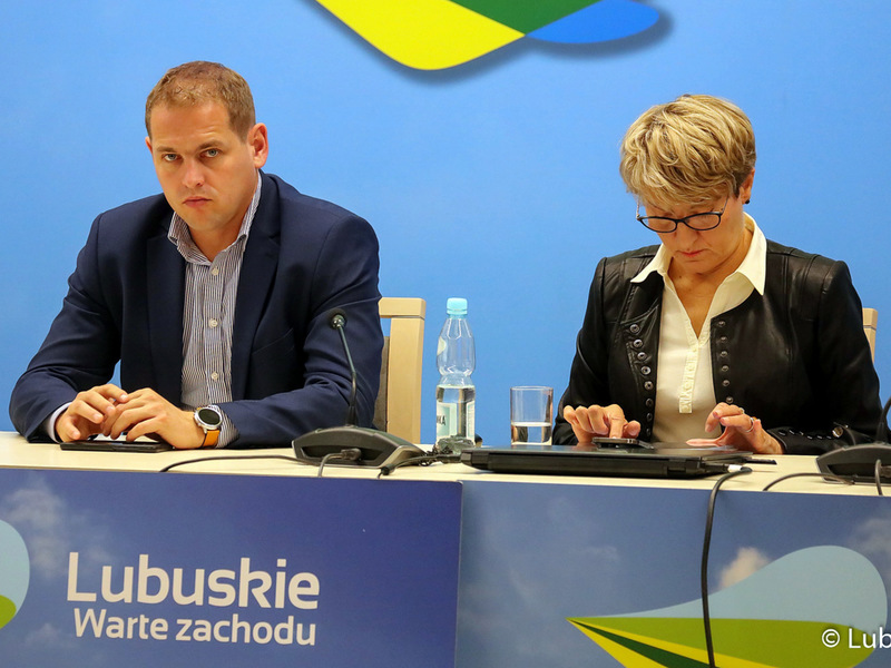 Lubuskie Forum Innowacji w Zielonej Górze. Na zdjęciu od lewej: wicemarszałek Łukasz Porycki oraz marszałek Elżbieta Anna Polak.