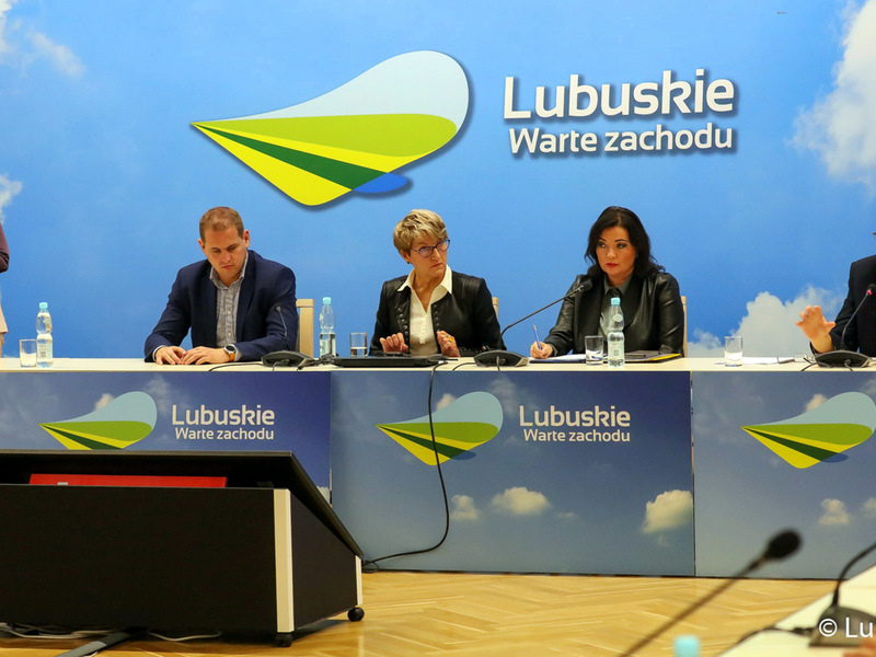 Lubuskie Forum Innowacji w Zielonej Górze. Na zdjęciu od lewej: prof. uczelni dr hab. Elżbieta Wojnicka-Sycz z Uniwersytetu Gdańskiego, wicemarszałek Łukasz Porycki, marszałek Elżbieta Anna Polak, dyr Departamentu Innowacji i Przedsiębiorczości UMWL Joanna Malon oraz dr Jerzy Tutaj z Politechniki Wrocławskiej.