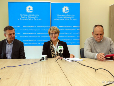 W czwartek (23 września) w Wielospecjalistycznym Szpitalu Wojewódzkim w Gorzowie Wlkp. odbyła się konferencja prasowa, której tematem było wsparcie samorządu województwa dla miejscowej lecznicy. W konferencji udział wzięli: marszałek Elżbieta Anna Polak (w środku), prezes gorzowskiego szpitala Jerzy Ostrouch (z prawej), wiceprezes Robert Surowiec (z lewej) oraz radni wojewódzcy Anna Synowiec i Mirosław Marcinkiewicz.